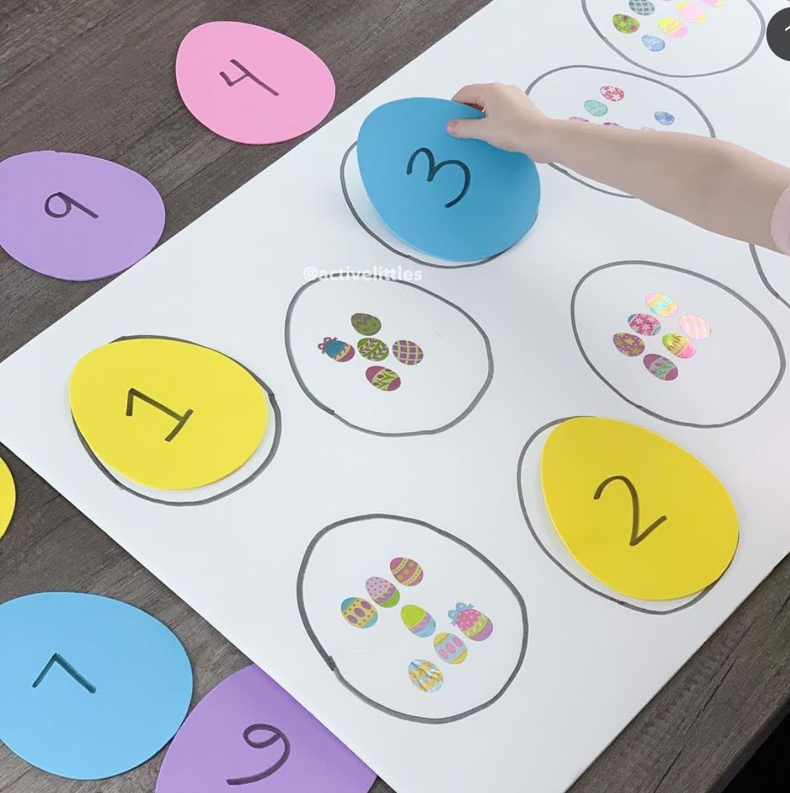 Atividade de associação entre números e quantidades com figuras coloridas